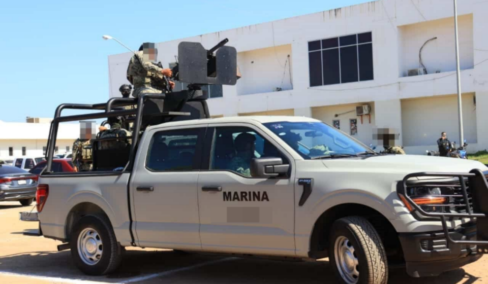 Camioneta artillada de la Marina