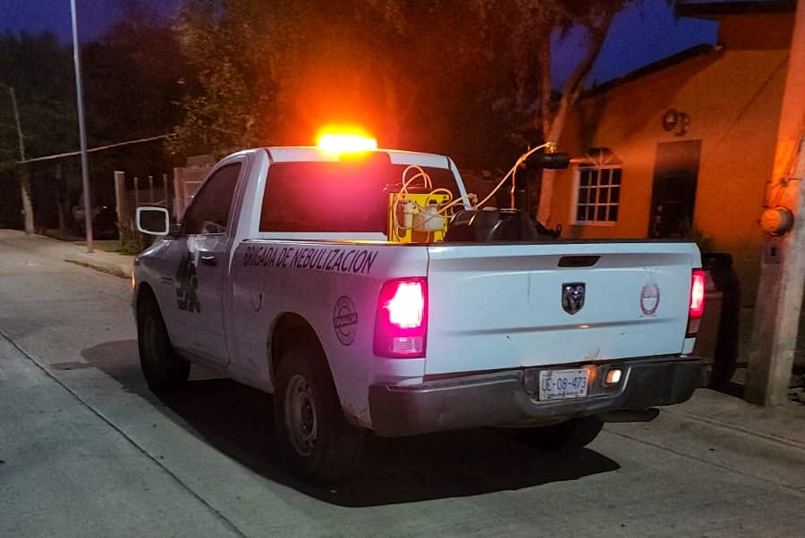 Camioneta de la Jurisdicción Sanitaria fumigando en calles de Guamúchil