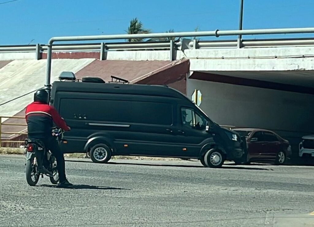 Camioneta tipo sprinter en operativo federal, en Guasave