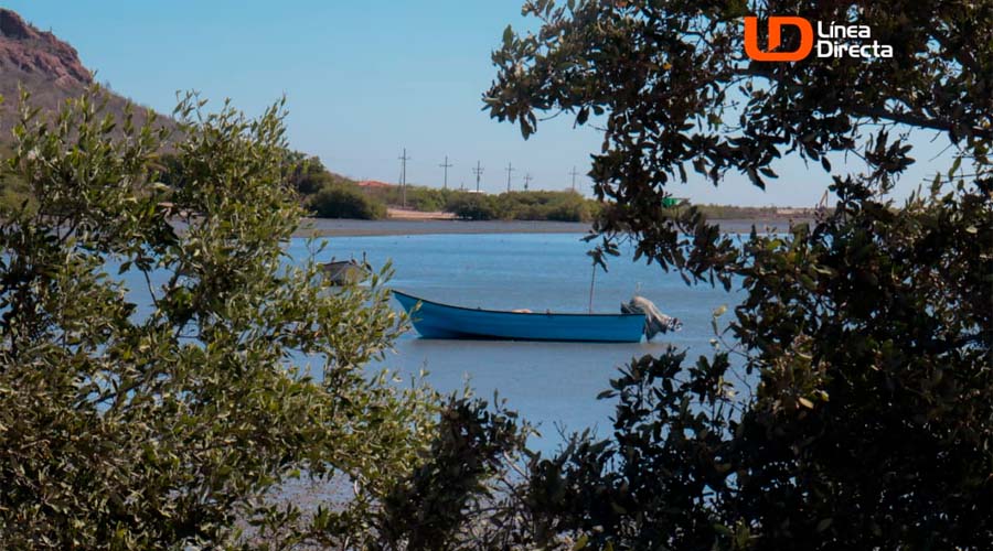 Panga en el campo pesquero Cerro Cabezón, en Sinaloa