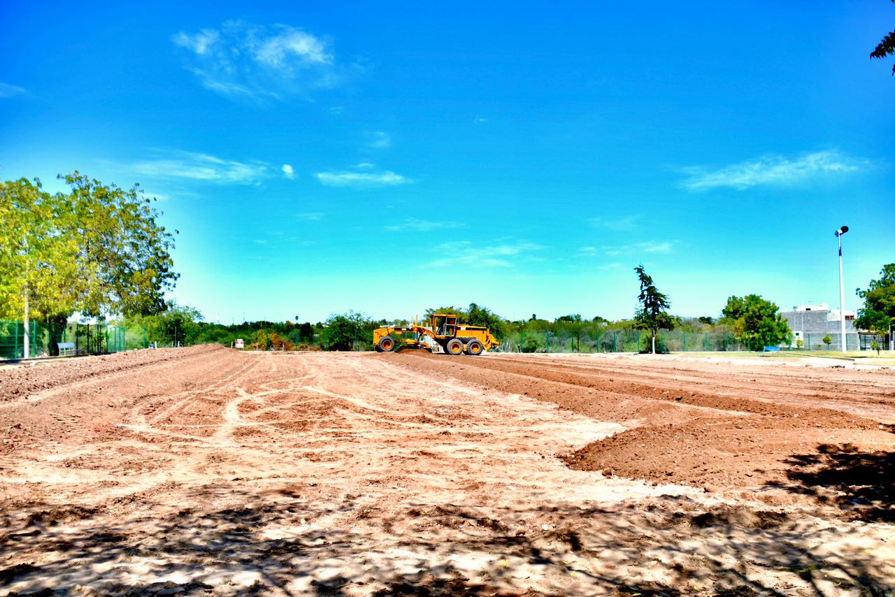 Maquinaria preparando un terreno