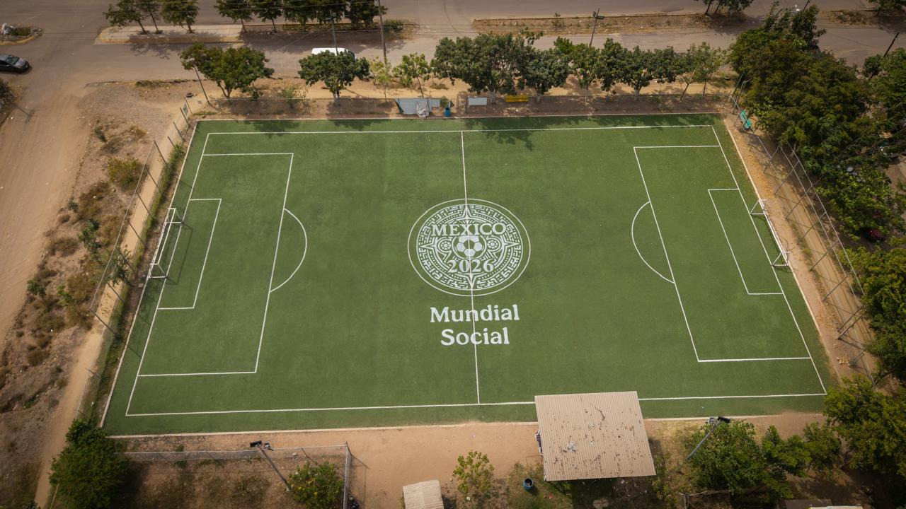 Cancha de futbol con logo de Mundial Social