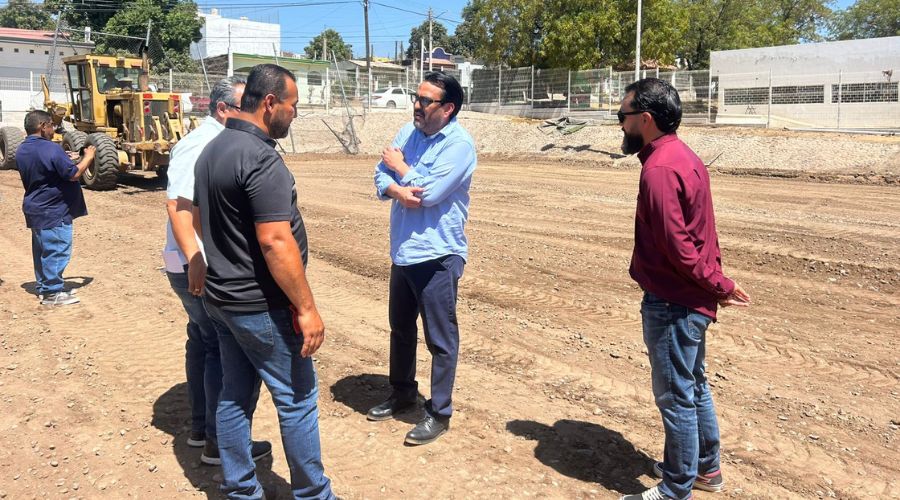 Alcalde y autoridades de Culiacán supervisando obra