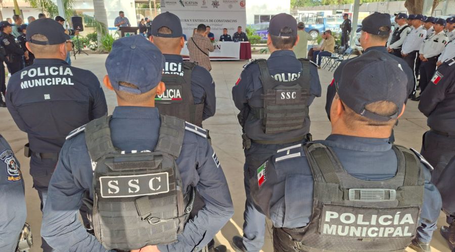 Elementos policiacos de espaldas en acto protocolario