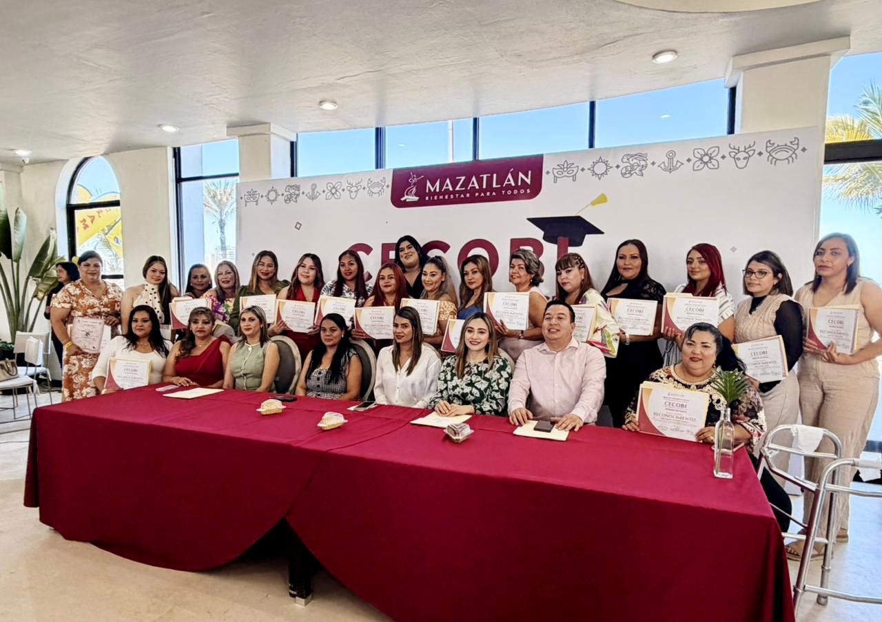 Grupo de personas sonriendo a la cámara