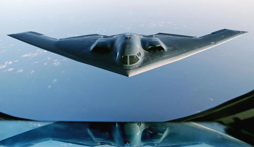 Despliega EU bombarderos B-2 desde su territorio y ataca instalaciones en Irán