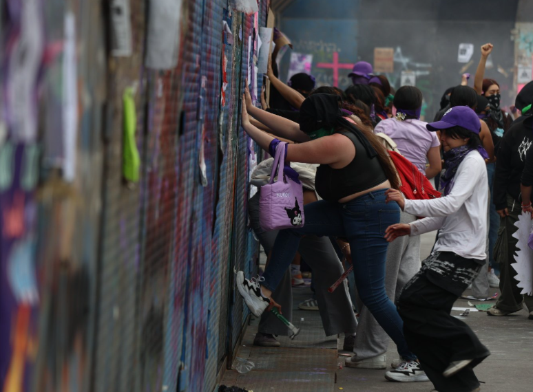 Miles de mujeres marchan en CDMX; exigen justicia y frenar la violencia de género