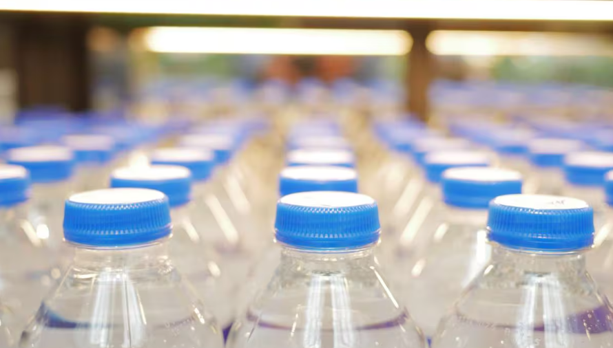 Retiro masivo de agua embotellada en Estados Unidos por fallas sanitarias