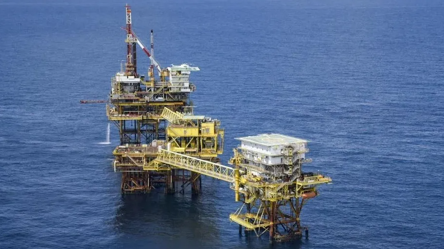 Petróleo sube más de 4% tras crisis en el Golfo Pérsico