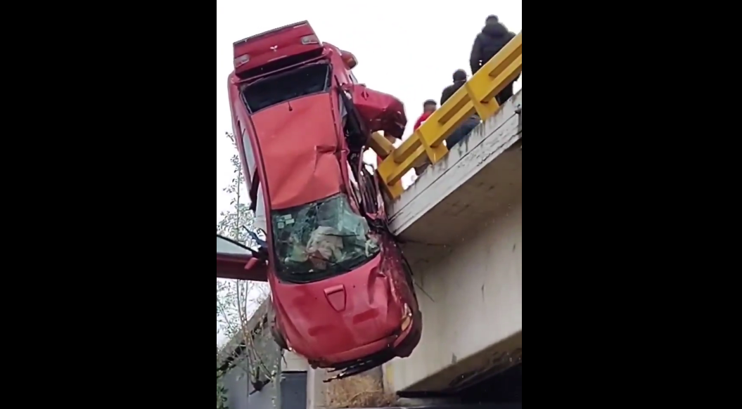 Auto colgando de un puente