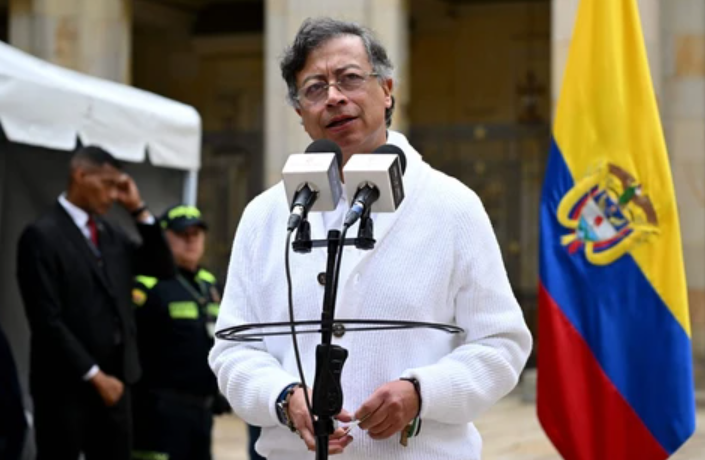 Petro denuncia 27 muertos por ataques aéreos y Ecuador rechaza acusaciones