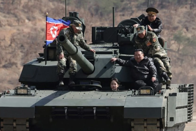 La heredera de Kim Jong Un conduce un tanque y despierta especulaciones