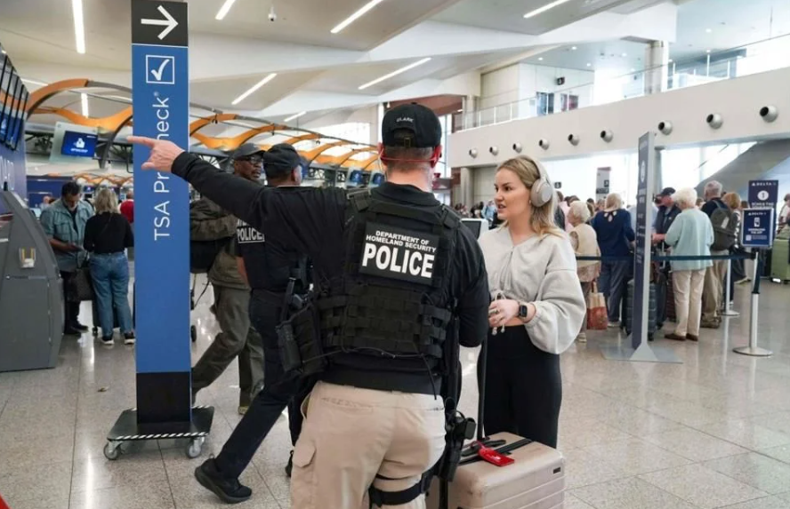 Gobierno federal moviliza a ICE para aliviar crisis en aeropuertos estadounidenses