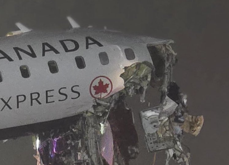 Avión impacta vehículo de emergencia en Nueva York reportan víctimas