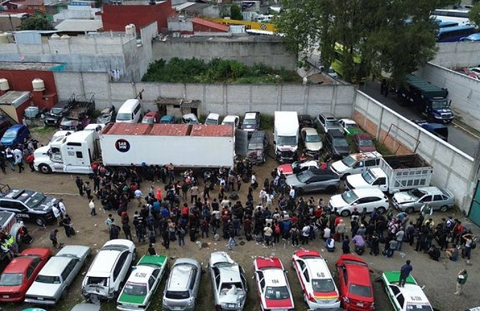 Rescatan a 229 migrantes hacinados en tráiler en Veracruz