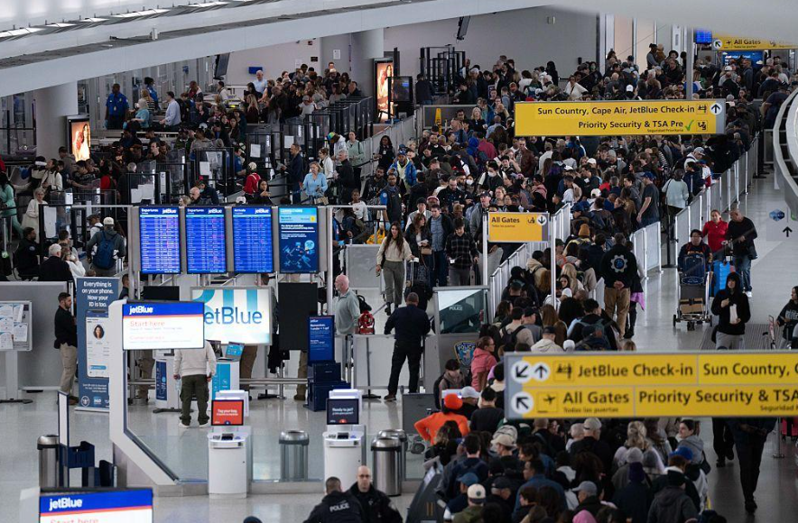 Caos en vuelos: pasajeros esperan horas para pasar filtros de seguridad en Estados Unidos