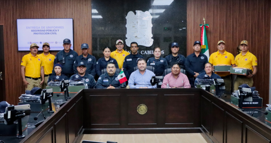 “Sigo caminando junto a ustedes”: Alcalde de Badiraguato entrega uniformes a policías