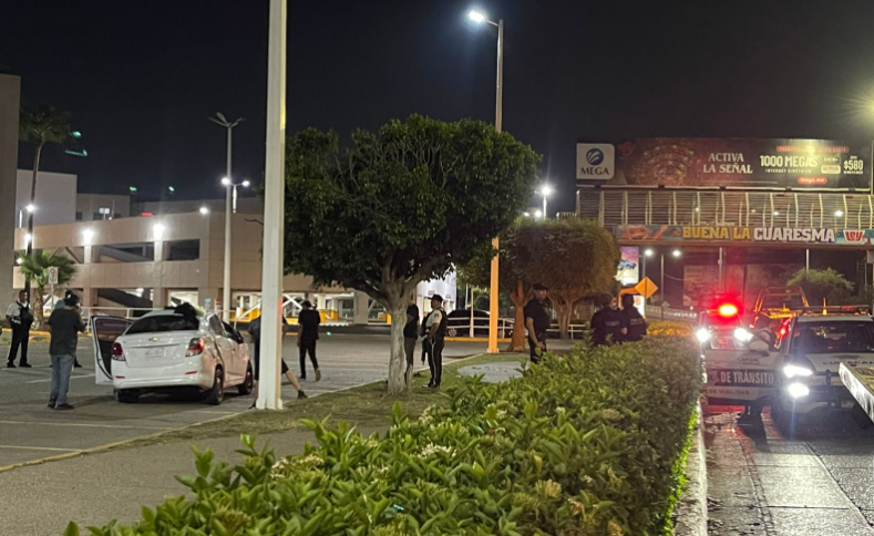 Automovilista pierde el control y vuelca en el estacionamiento de una plaza comercial en Culiacán