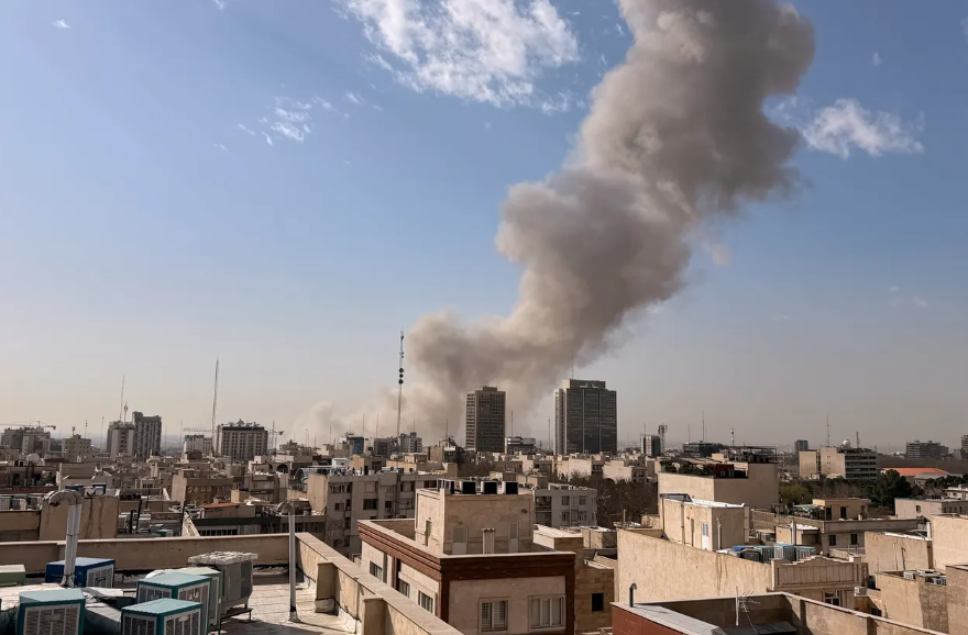 Irán lanza ataques simultáneos contra Israel y bases vinculadas a Estados Unidos