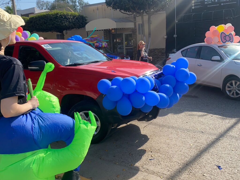 Camioneta roja con globos azules