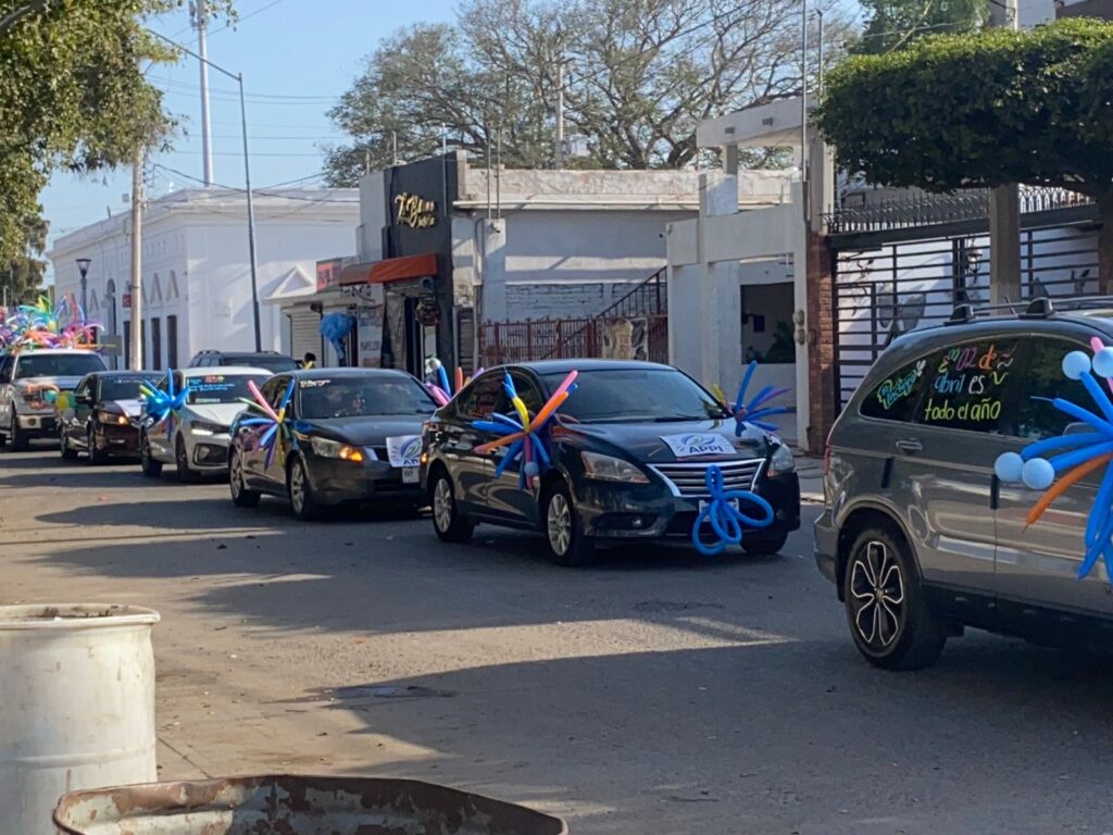 Fila de carros con globos
