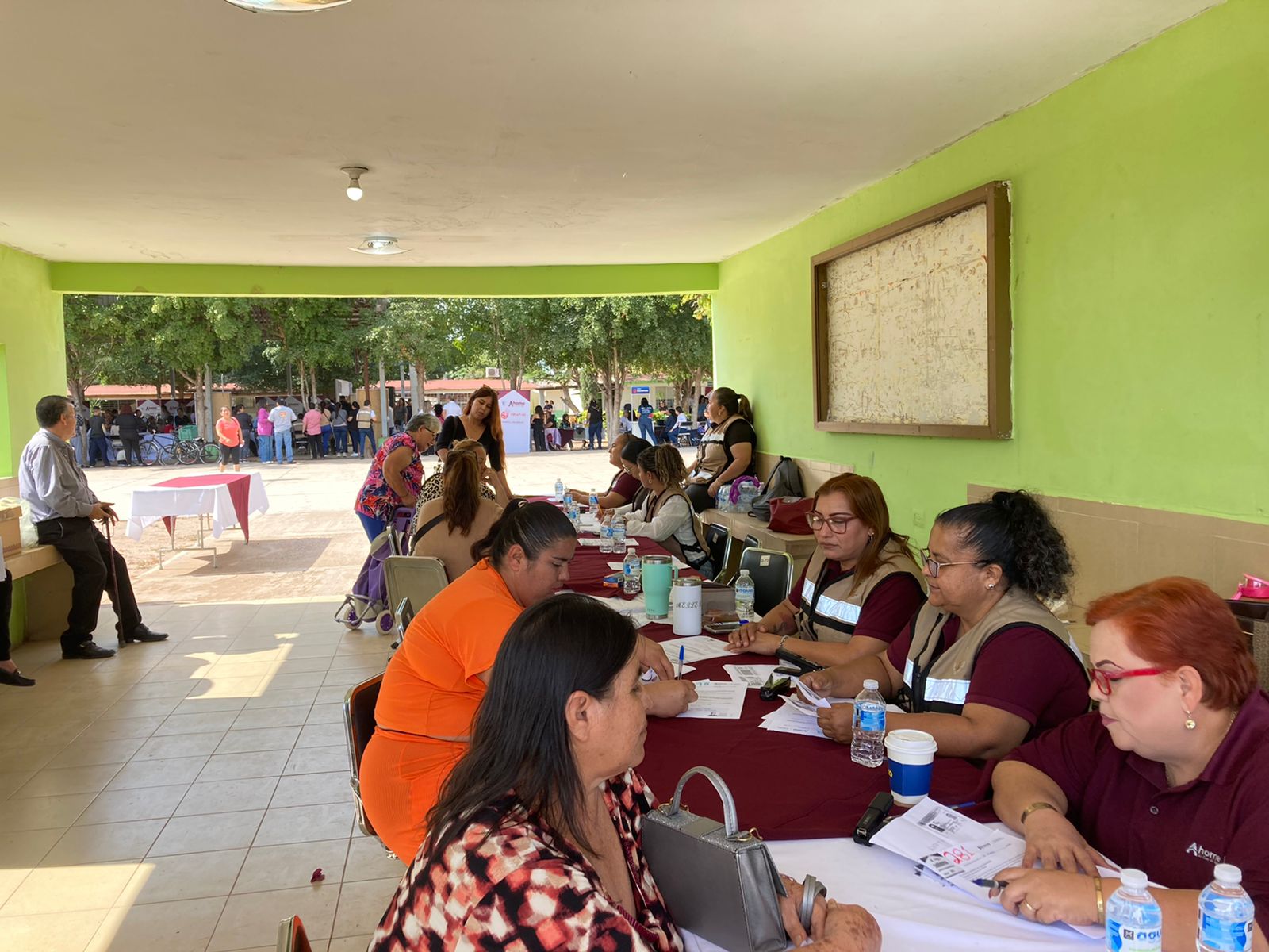 Personas atendiendo sobre una mesa a personas en Ejido