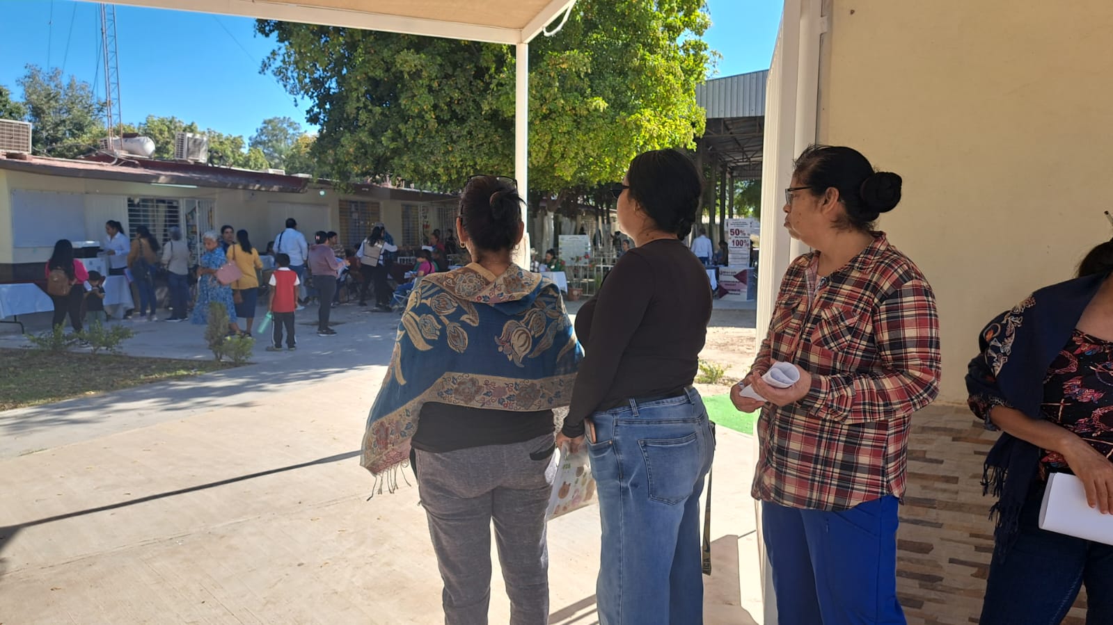 Caravana del bienestar lleva apoyos a La Arrocera