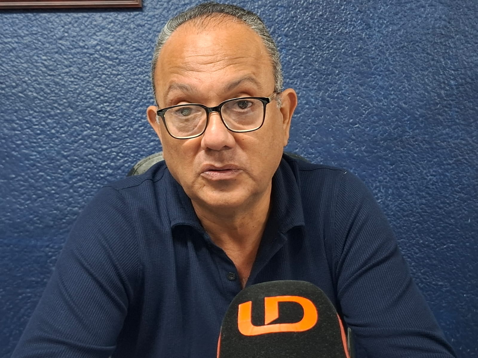 Hablando al micrófono