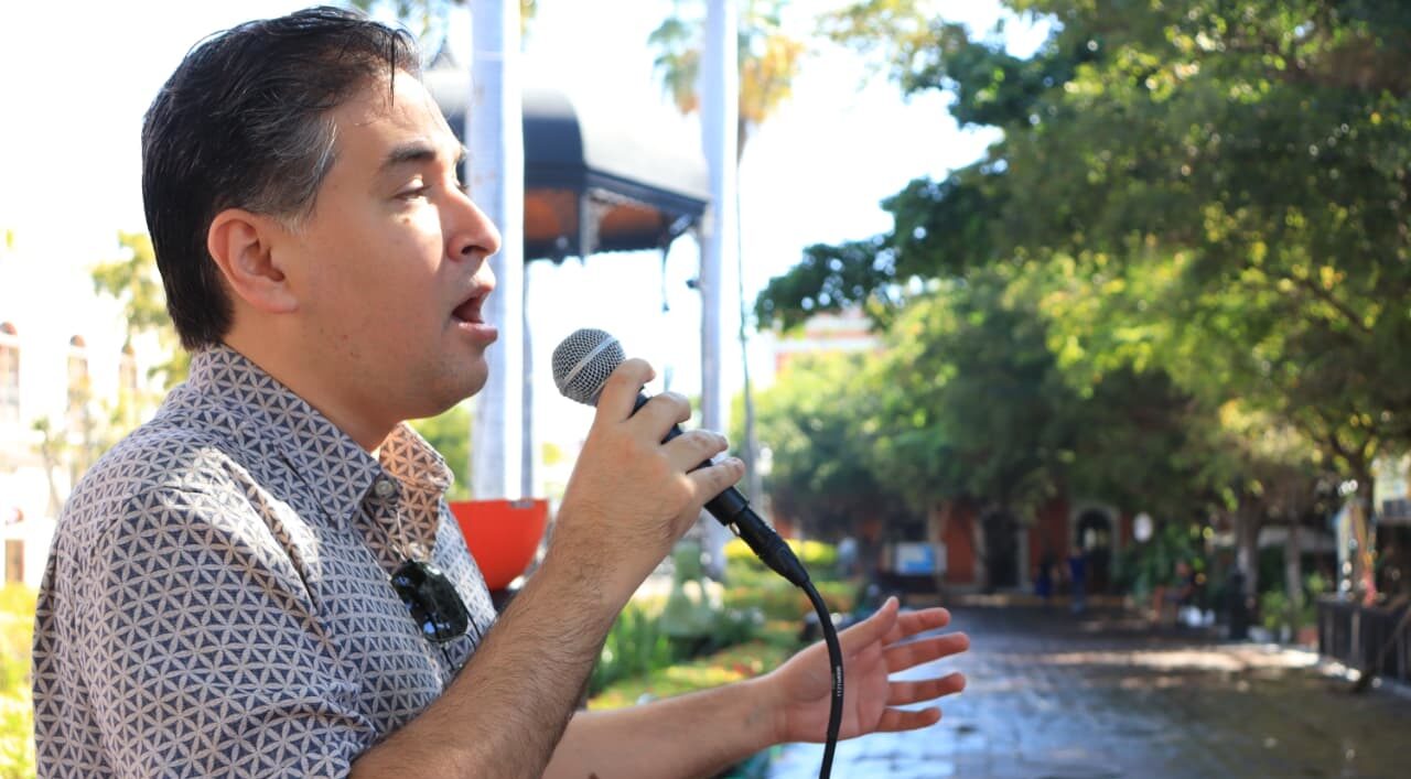 Tenor Carlos Zapién, cantante originario de Sonora, en la plazuela Machado de Mazatlán.
