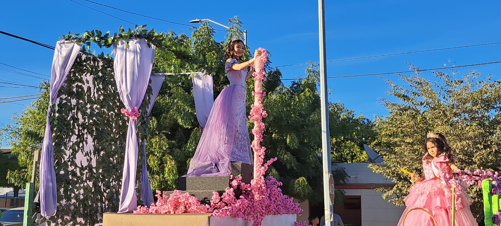 Reina en el carnaval de Corerepe saludando