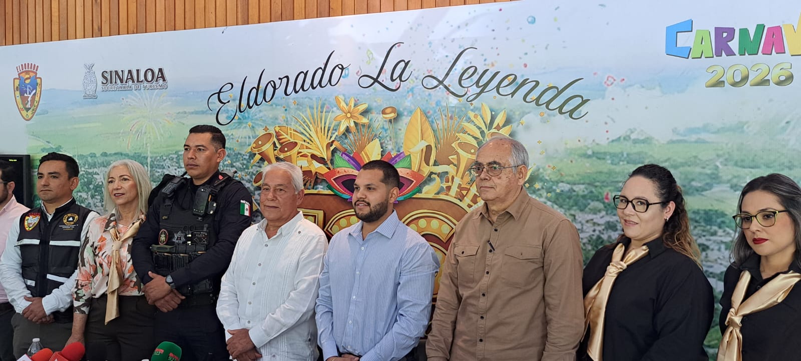 Personas posando para foto grupal después de conferencia