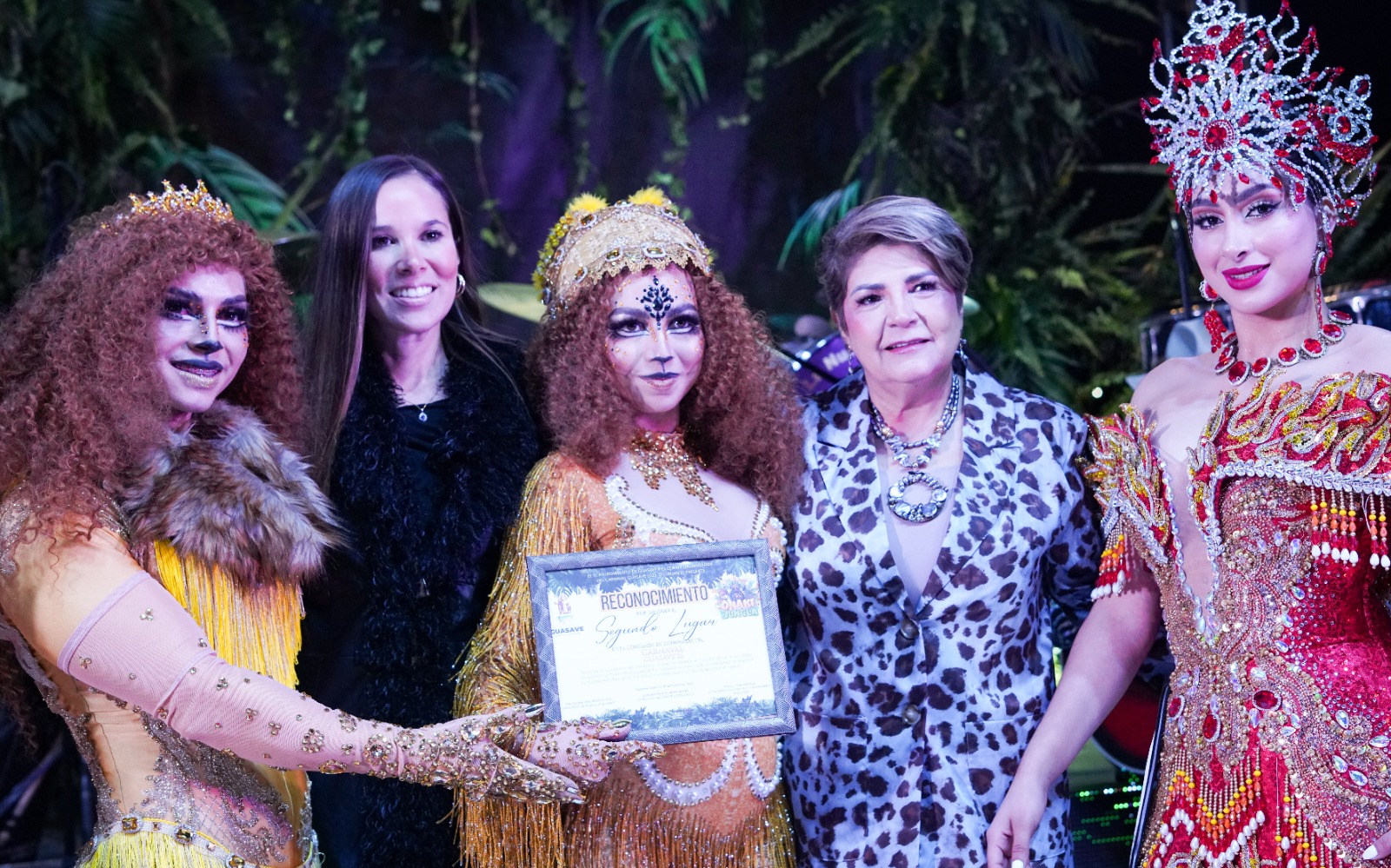 Reyna de carnaval acompañada de chicas disfrazadas