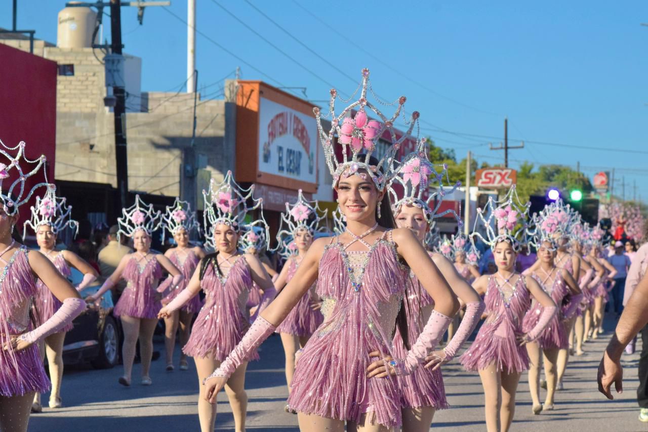 Mujeres con trajes rosados desfilando en el Carnaval de El Fuerte