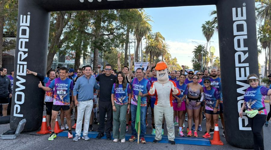 Corredores en línea de meta y autoridades posando para la foto