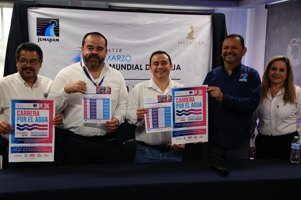 Personas sosteniendo flyers