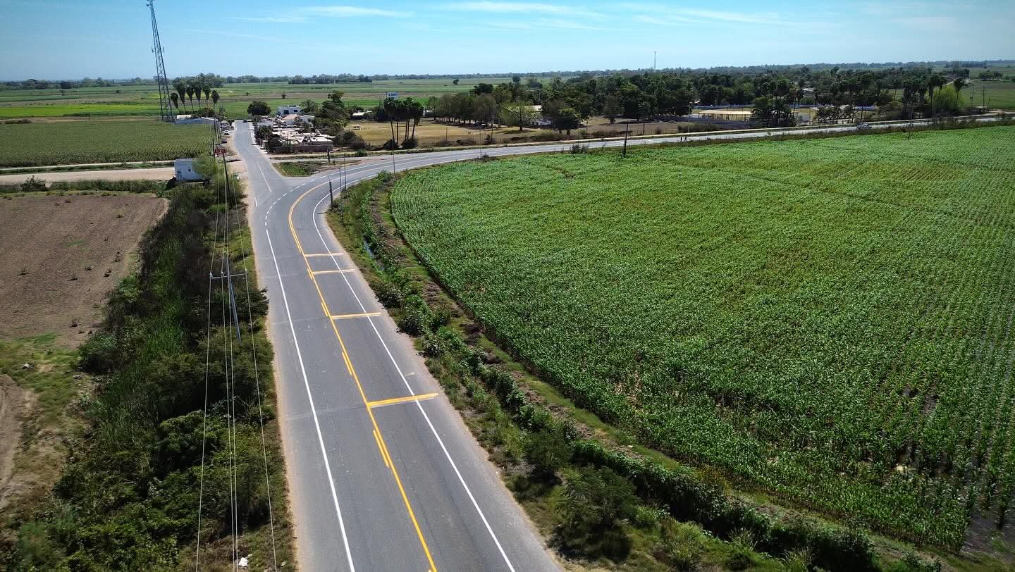 Carretera en medio de tierras