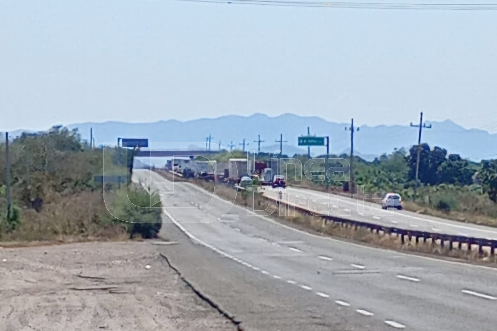 Carretera con carros al fondo