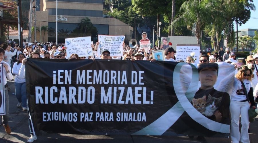 Marcha con lona de Ricardo Mizael