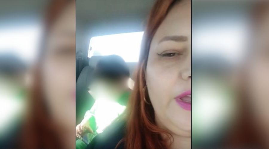 Captura de pantalla de video de una mujer junto a un niño