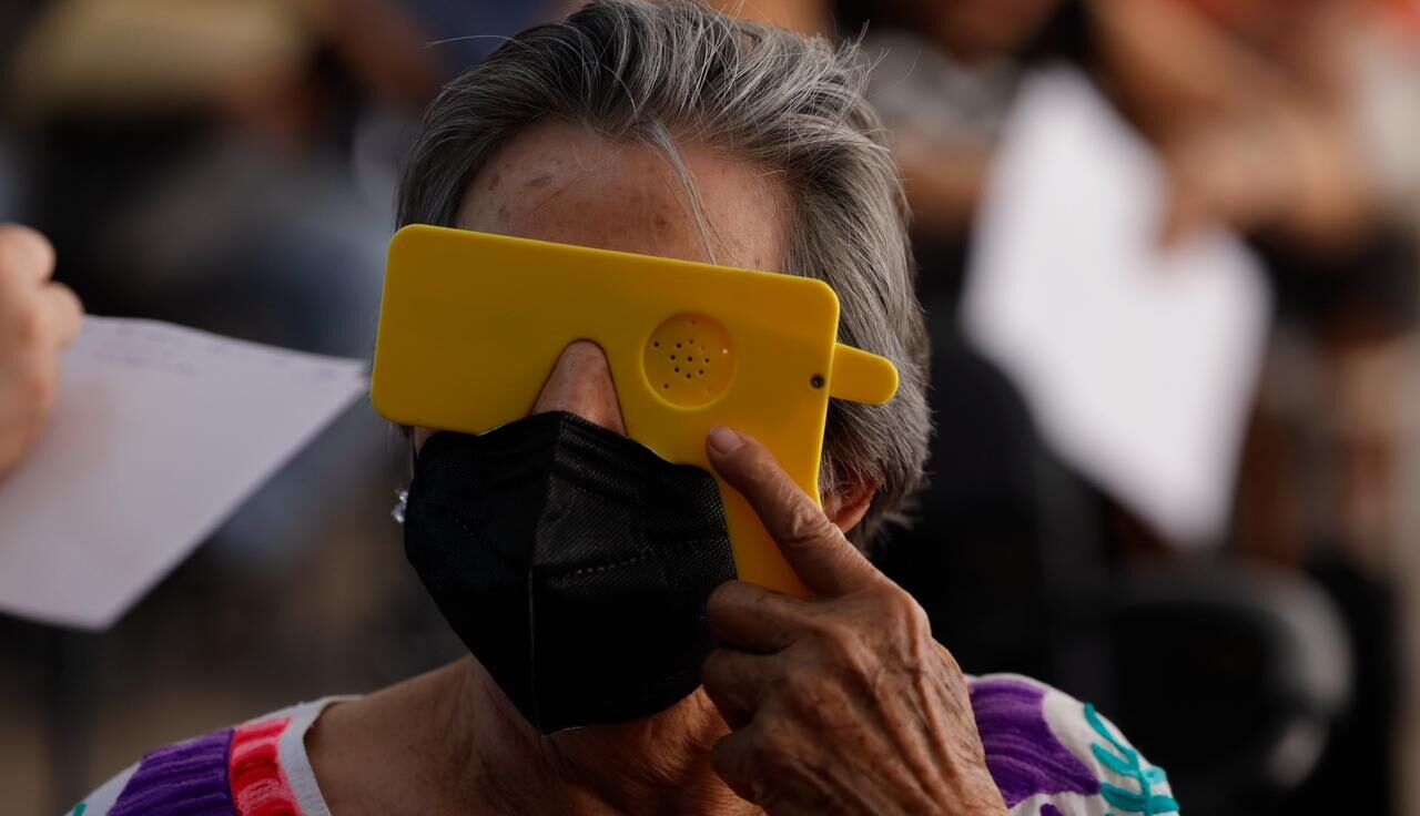 Persona adulta mayor con unos lentes color amarillos para la vista