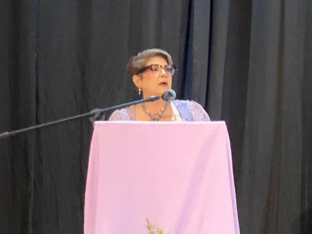 Cecilia Ramírez Montoya hablando a micrófono