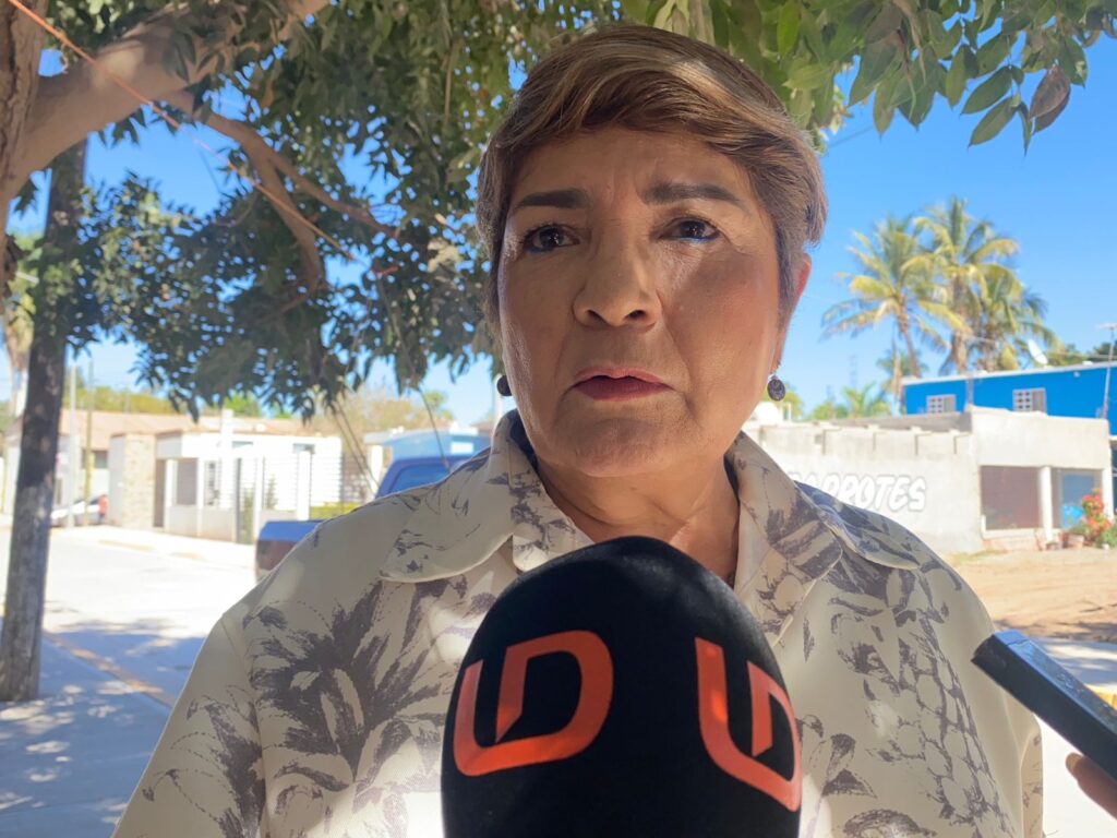 La alcaldesa de Guasave, Cecilia Ramírez Montoya, con un micrófono negro con las letras LD de color naranja