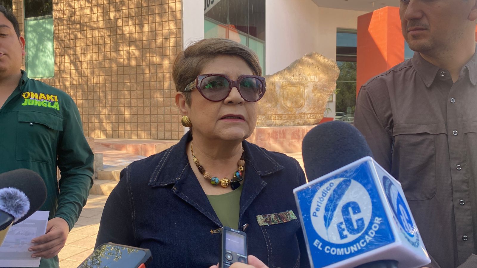 Cecilia Ramírez Montoya hablando a micrófonos de periodistas