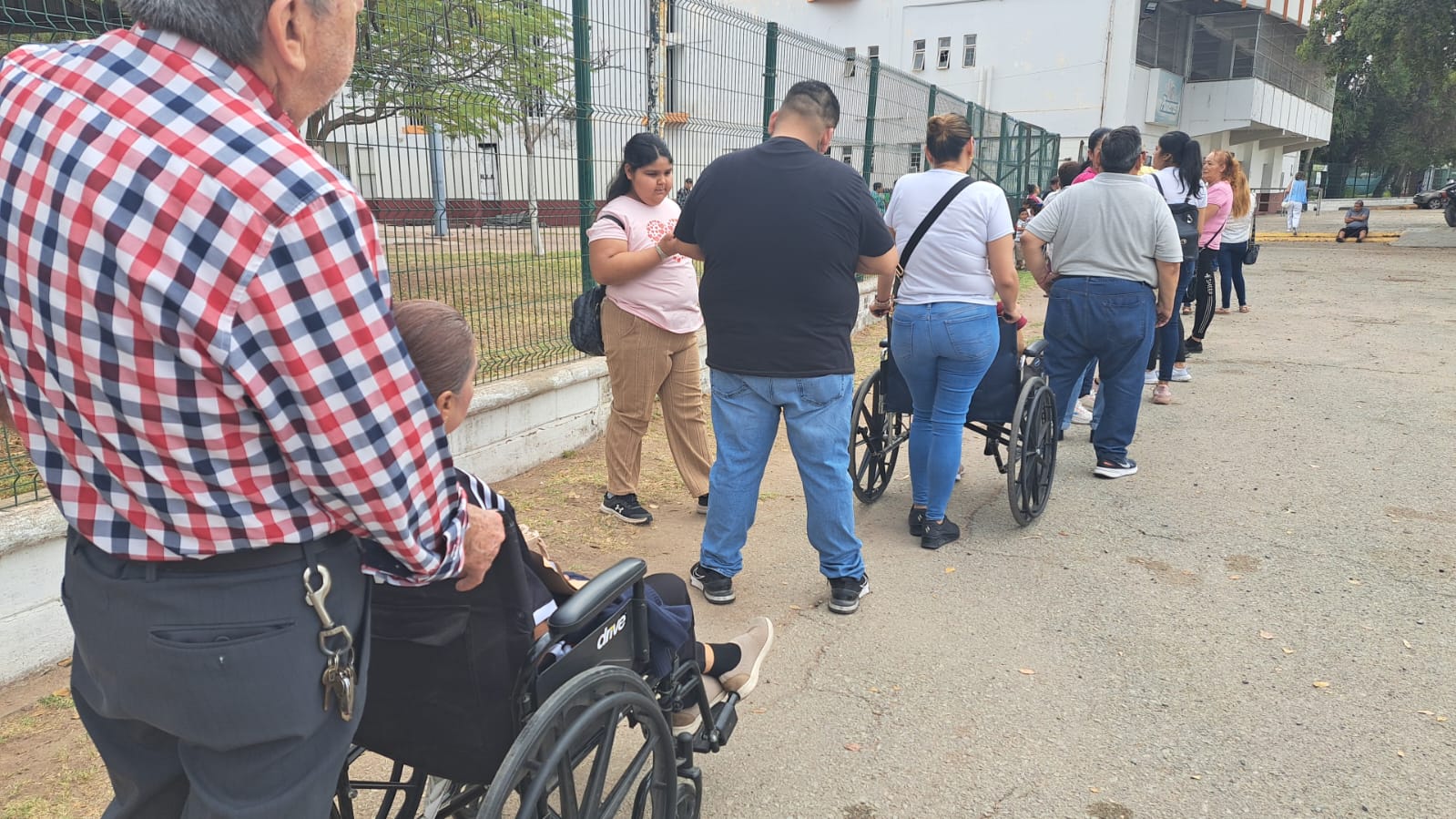 Personas esperando en fila