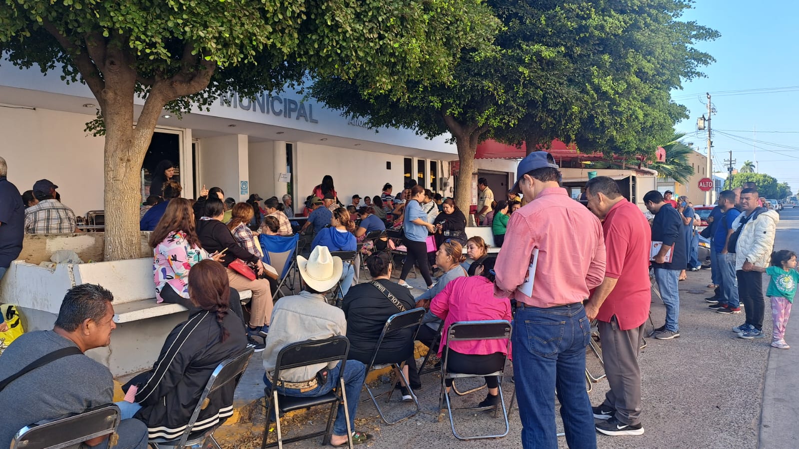 Personas acudiendo a solicitar sus certificados médicos.