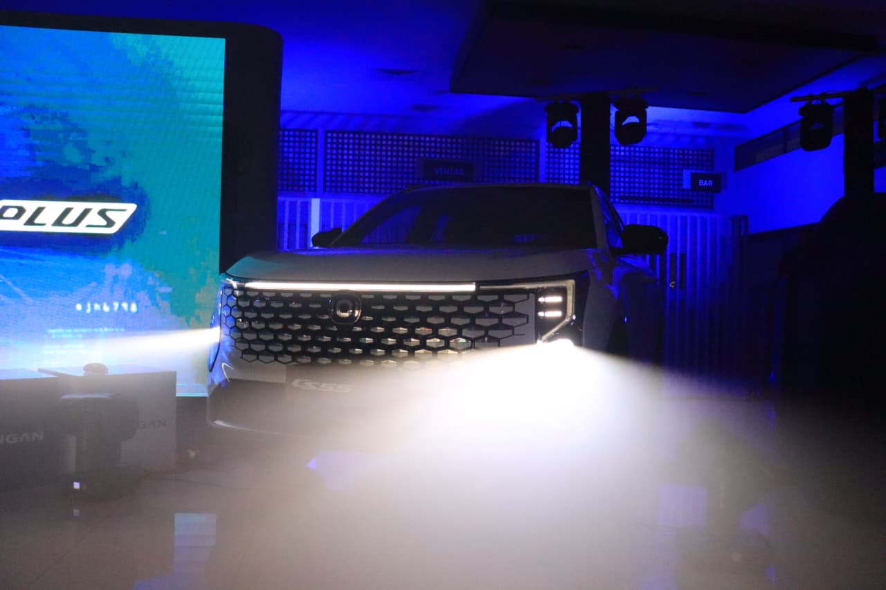 Vehículo Changan con luces encendidas