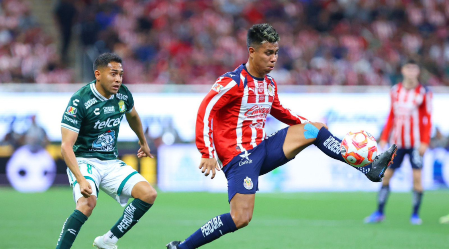 Jugadores de Chivas de Guadalajara y Esmeraldas del León disputan por el balón durante juego del Torneo Clausura 2026