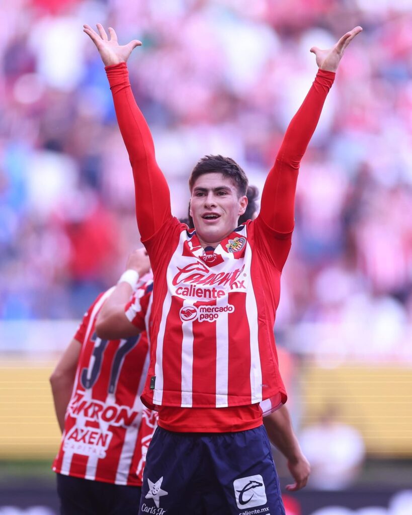 Hormiga González festejando como Goku