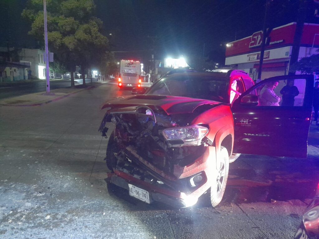 Brutal choque en Los Mochis deja a mujer herida y moviliza a cuerpos de auxilio