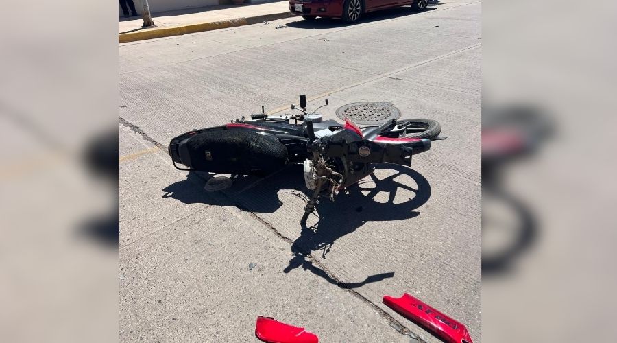 Motocicleta chocada tirada en la calle
